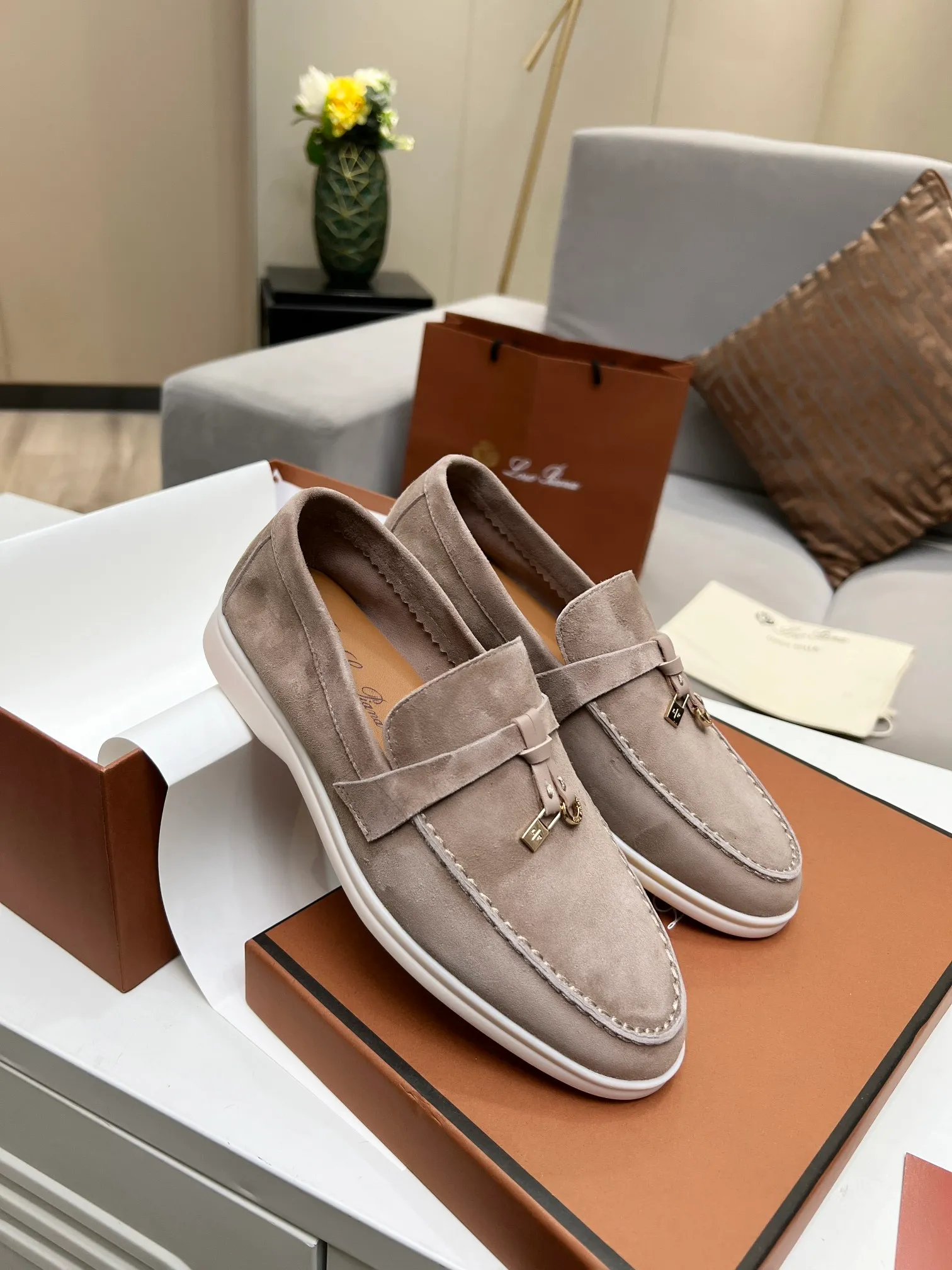 👟👟Ex-factory price 480👟👟 【Loro Piana】Italian top cashmere is fashionable and classic, and the leather is also practical and still of the highest quality on the Internet. Developed from the original board, the upper is made of Yangjing silk and is smooth. Leather lining, wear-resistant high-elastic beef tendon bottom. Size: 35-42, (men’s +10)